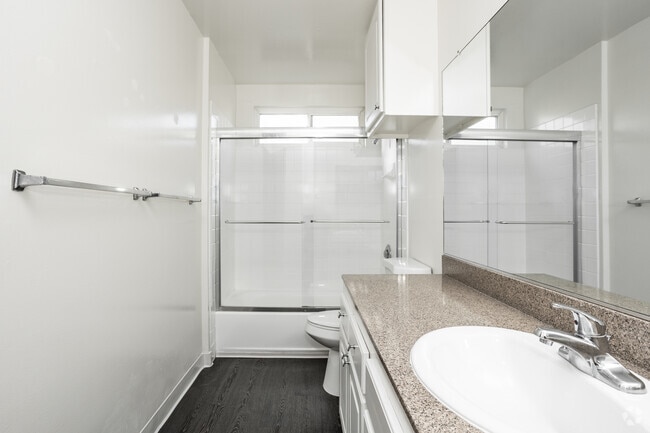 1BR, 1BA - 630SF - Bathroom - Leeward Apartments