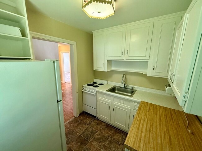 Building Photo - Two bedroom, 1 bath condo in Burlington (Brookwood Garden) Water and heat included!-$150 off depo...