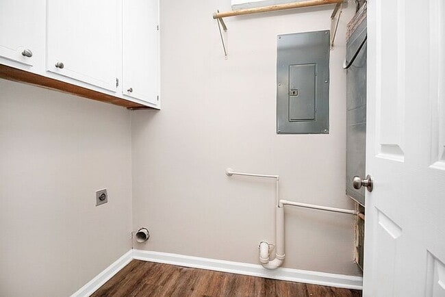 Building Photo - Updated 2BD/1.5BA Hickory Townhome