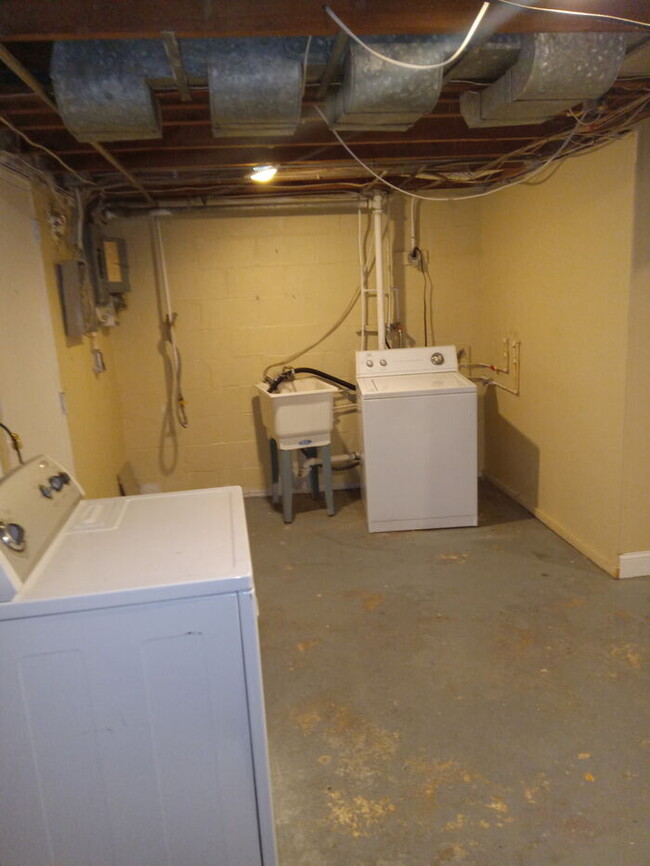 Building Photo - 3 bedroom 2 bathroom