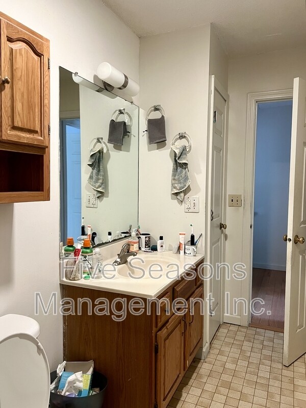 Building Photo - 115-7 North Winooski Avenue - 7