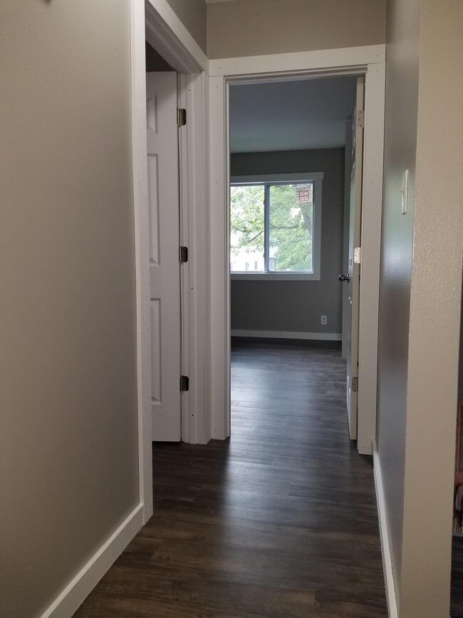 Building Photo - 1930 Des Moines St