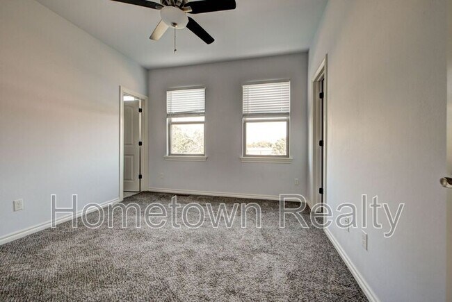 Building Photo - 459 S Fretz Ave