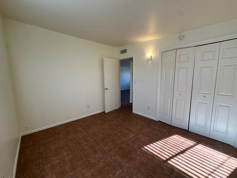 Building Photo - 2814 N Fontana Ave