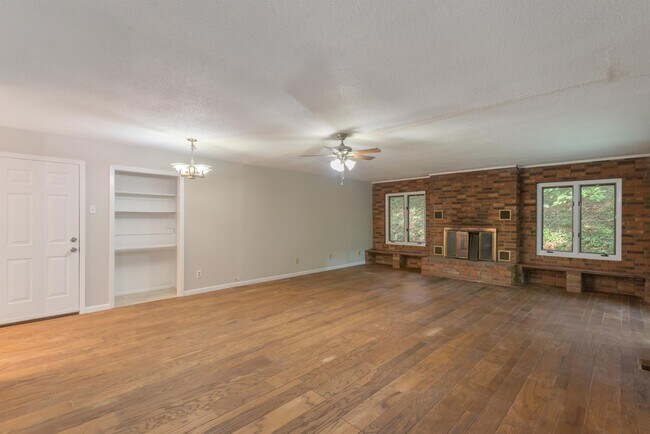 Building Photo - 7201 Dogwood Dr SW