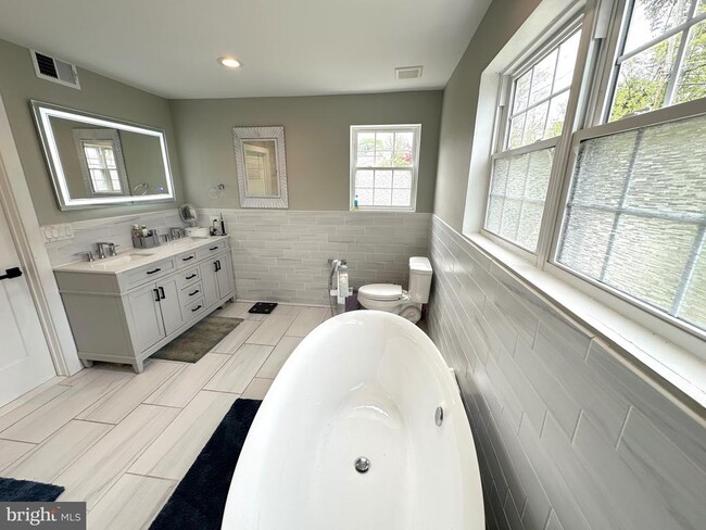 Building Photo - 842 E Cathedral Rd