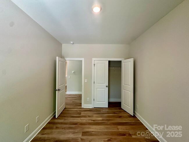 Building Photo - 9251 Eleanor Dr