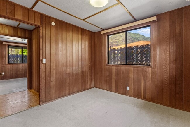 Building Photo - Three Bedroom Makaha Rental