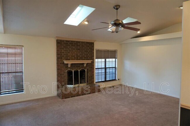Building Photo - 785 Kingsgate Rd