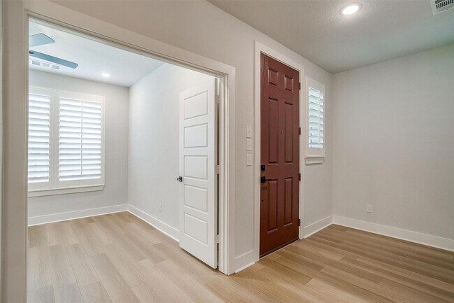 Building Photo - Stylish, Upgraded 3-bedroom, 2.5 bathroom ...