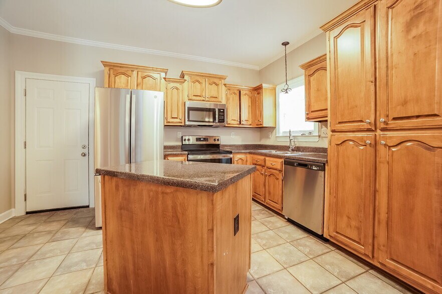 Building Photo - 2875 Liverpool Ln