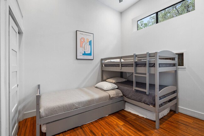 Building Photo - 9801 Mor Dr