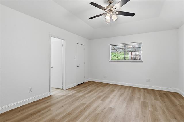 Building Photo - 300 Hidden Valley Dr