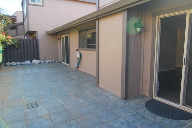 Building Photo - Remodeled Redding Condo!