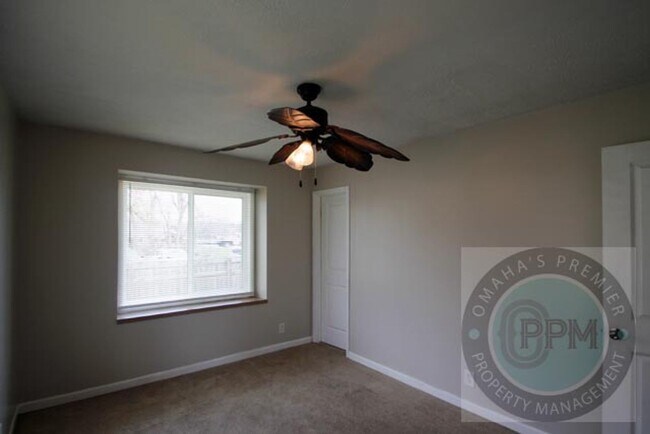 Building Photo - Huge 4-bedroom, 4-bath home