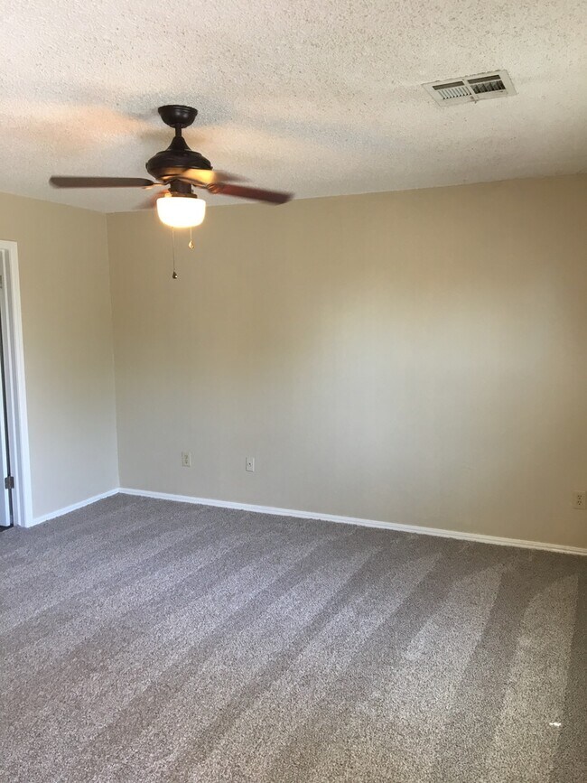 Building Photo - 3 Bed/2 Bath Home with Additional Space -- Available After August 10, 2026
