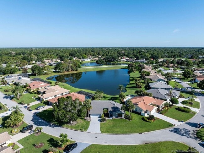 Building Photo - 2386 SW Creekside Dr
