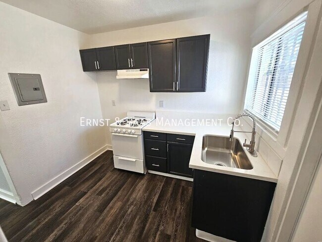 Building Photo - 1306 E Hellman St