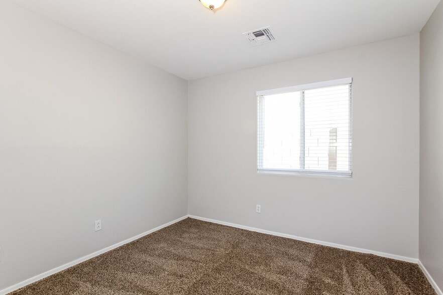 Building Photo - 15189 W Woodlands Ave