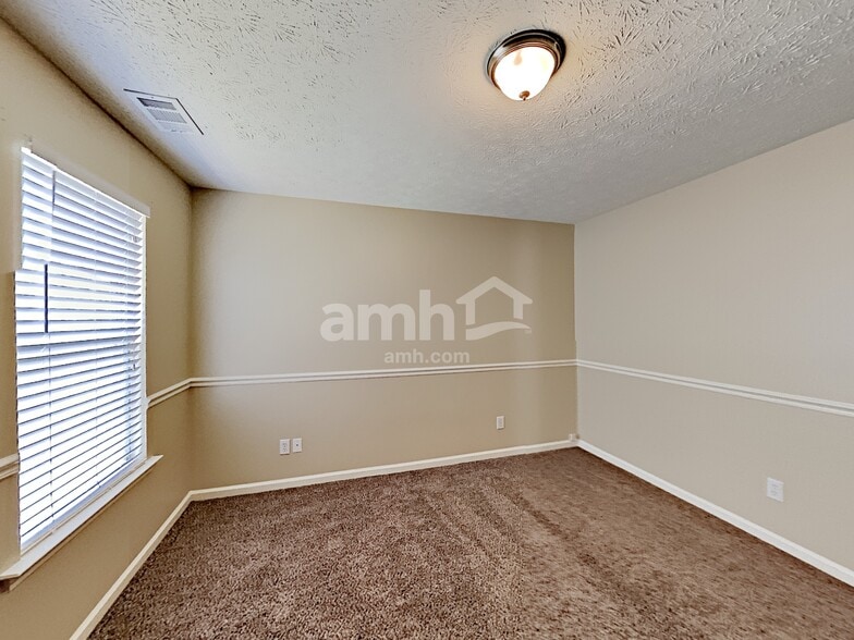 Building Photo - 705 St Charles Ave