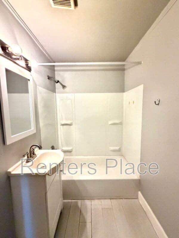 Building Photo - 2915 E Easton St