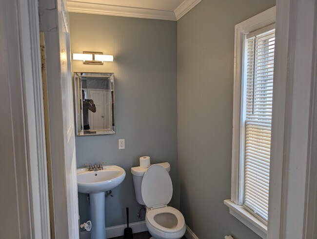 Building Photo - Renovated 3BR/1.5BA | 1,200 Sq Ft | Pet Fr...
