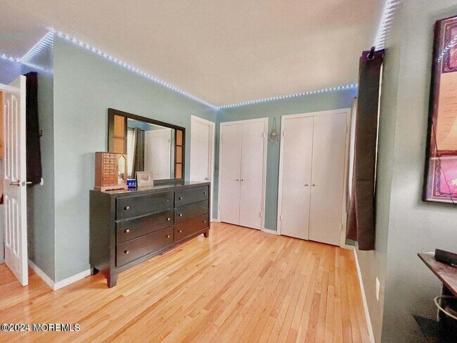 Building Photo - 562 Clubhouse Dr