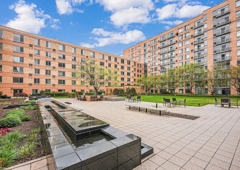 1-Acre Courtyard - 440 L St NW