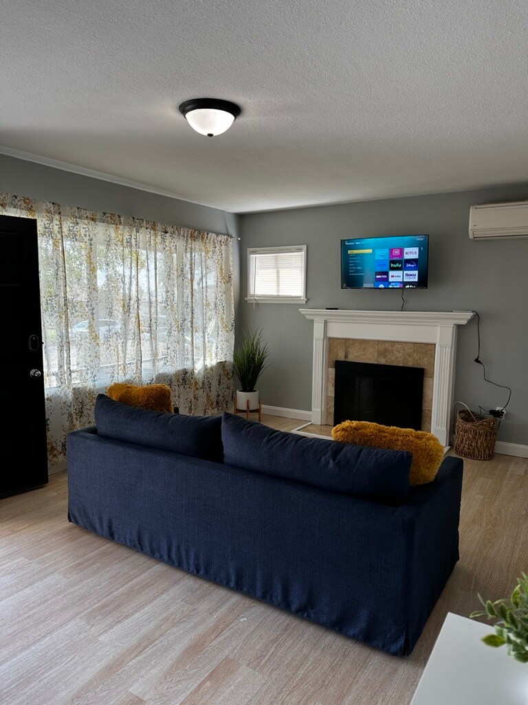 Living room w/ smart tv - 292 E 42nd St