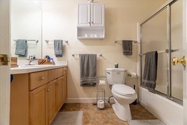 Building Photo - 68 Village Dr