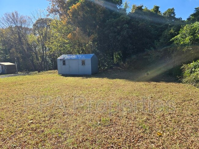 Building Photo - 404 Oakgrove Dr