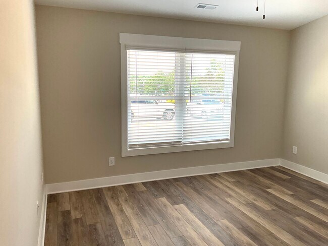 Building Photo - Court Square Town Home Duplex Apartment with Attached Garage