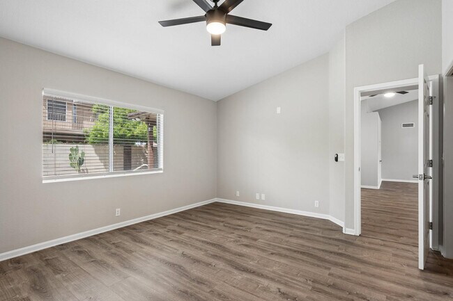 Building Photo - 8734 W Bloomfield Rd