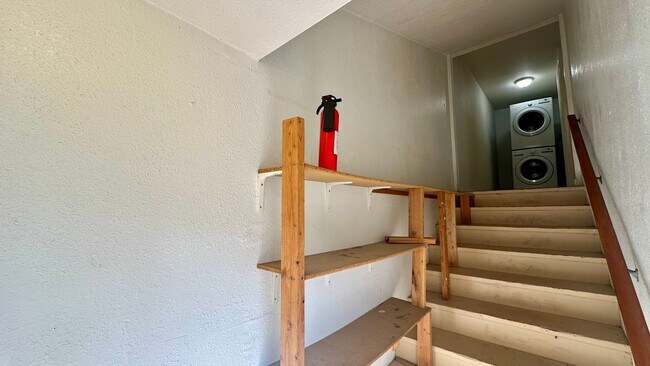 Building Photo - Spacious Upper Unit of a Duplex in Downtown Oakland w/ Shared Yard