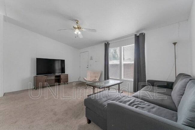 Building Photo - 766 E Zuni Dr