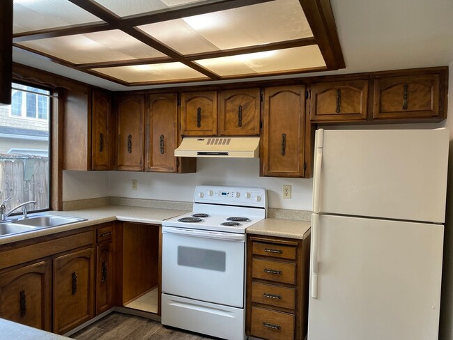 Building Photo - Very Nice 3 Bedroom 2.5 Bathroom Townhome