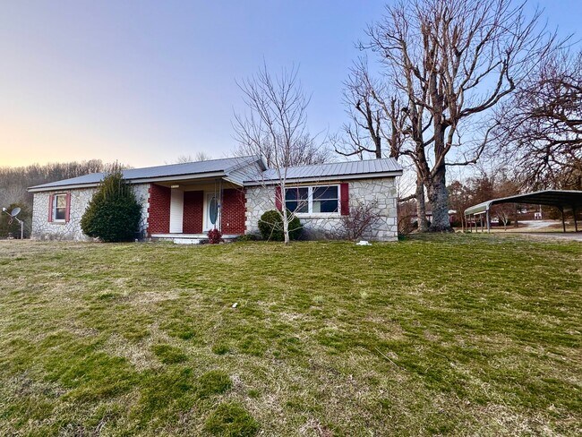 Building Photo - 2 Bedroom/ 1 Bath Home Between Cave City and Batesville!