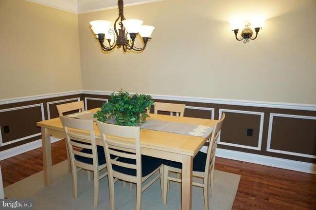 Building Photo - 5801 Clipper Ln