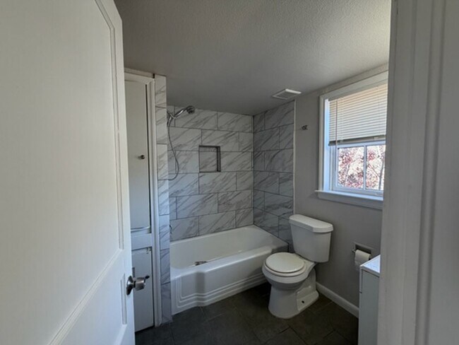 Building Photo - 2 Bedroom- Historic Monticello Park