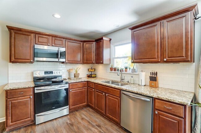 Building Photo - 1599 Yellowglen Dr