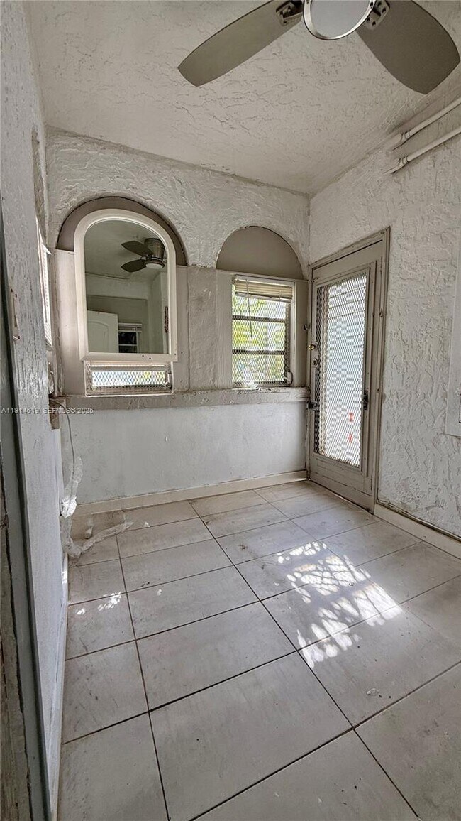 Building Photo - 444 SW 10th Ave