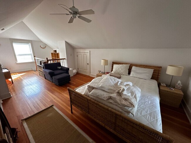 Building Photo - WestMoreland Gem! Portland Original, Huge deck, great backyard pets ok!