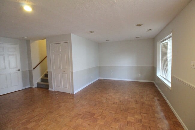 Building Photo - 3 story townhome with fenced in yard for rent in Taylor Springs