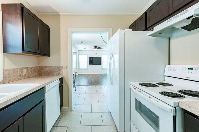 Building Photo - Move In Special!  2 Bedroom Close to Texas...
