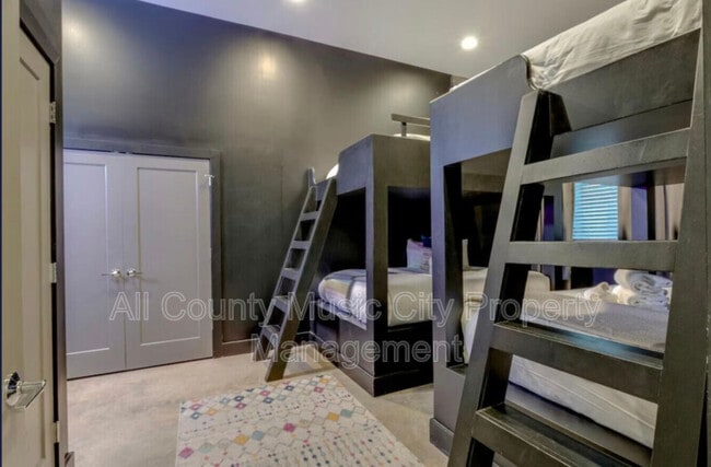 Building Photo - 3009 Delaware Ave