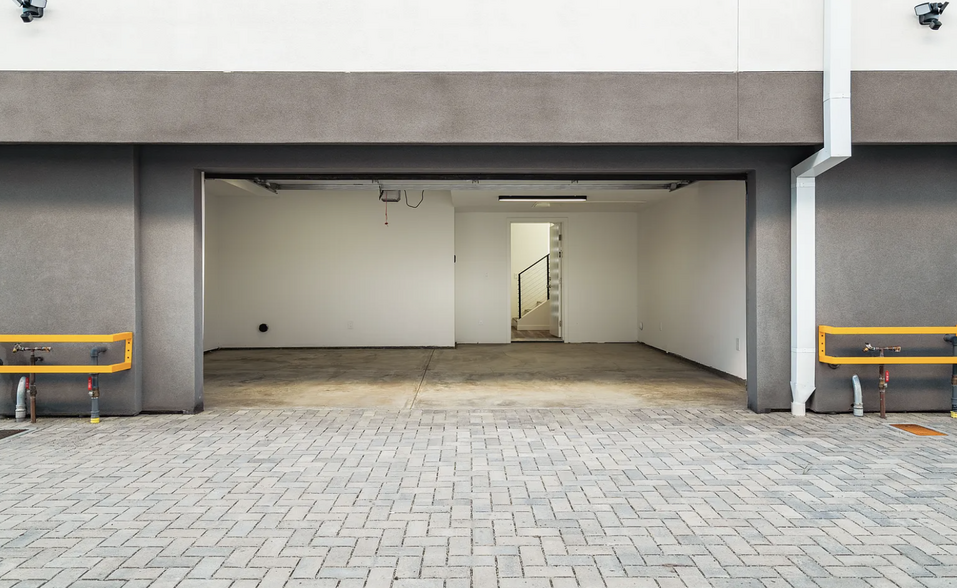Building Photo - 2555 Thurman Ave