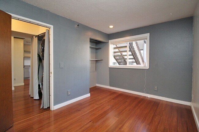 Building Photo - 7545 N Edgewater St