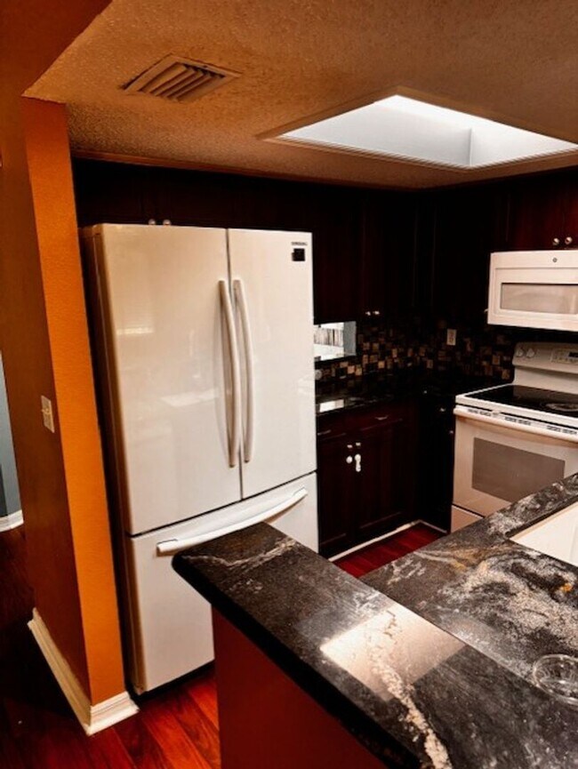 Building Photo - Luxury 3 bedroom 2 bathroom townhome avail...
