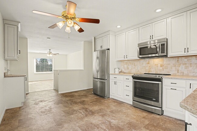 Building Photo - Yvonna