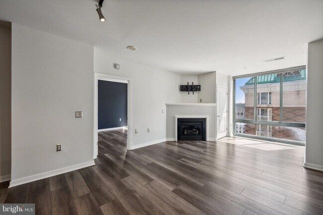 Building Photo - 851 N Glebe Rd